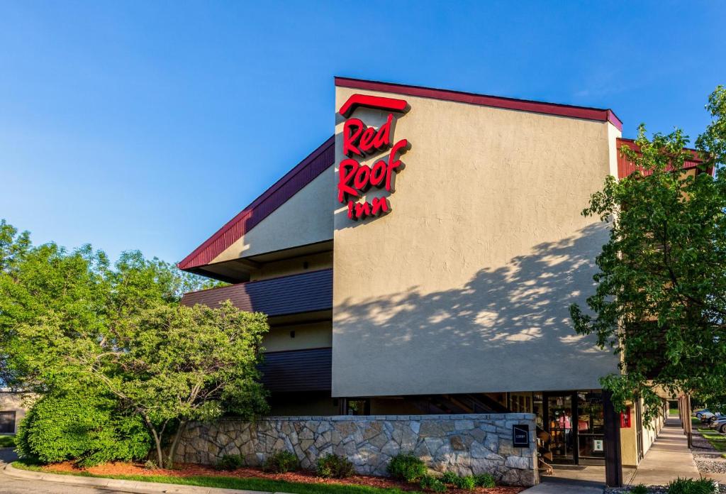 Red Roof Inn Minneapolis Plymouth Main image 1